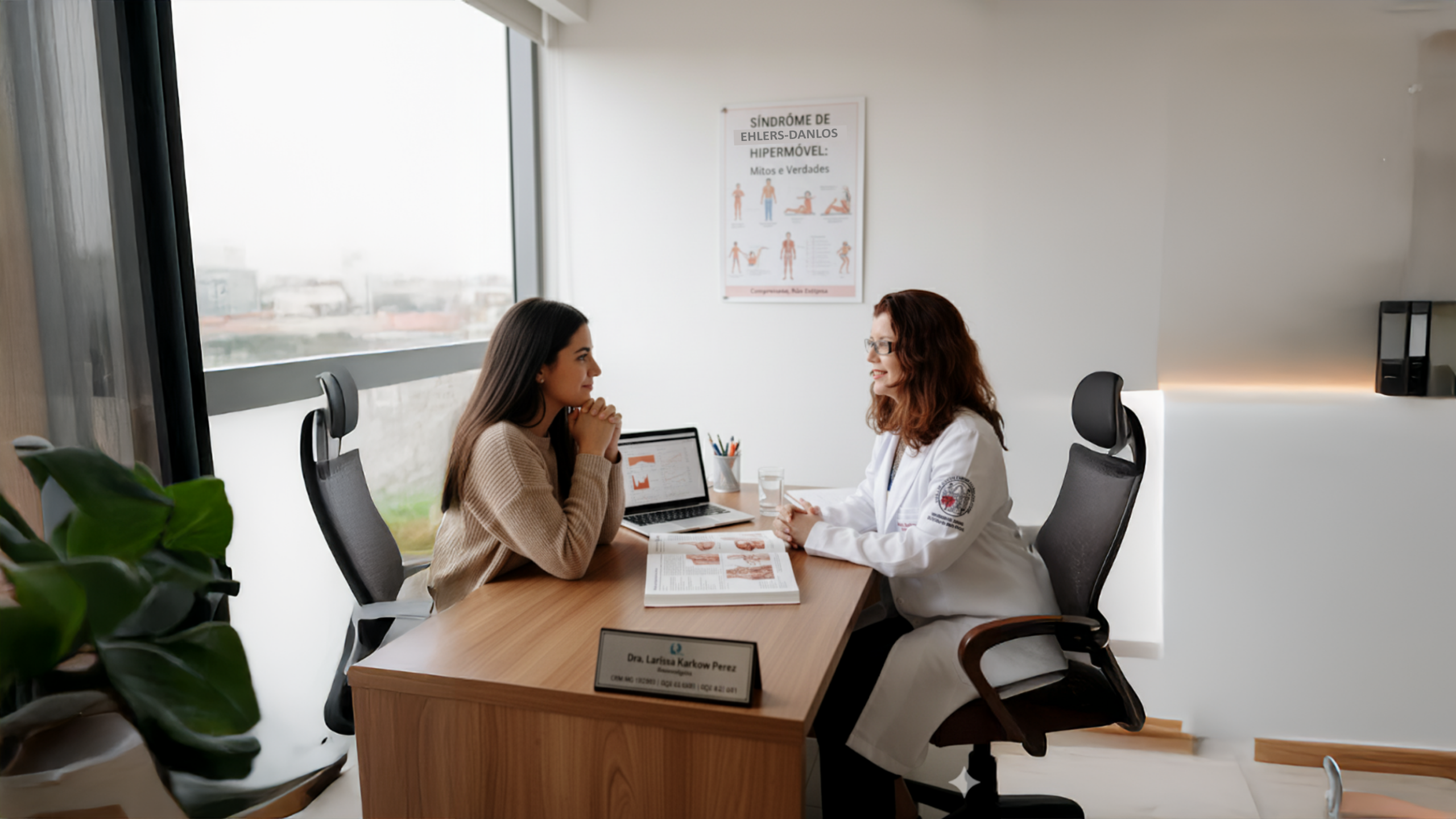 Paciente com hipermobilidade sendo acolhida por reumatologista em consultório; foco no diálogo empático sobre mitos e estigmas da Síndrome de Ehlers-Danlos hipermóvel — Dra. Larissa Karkow, Reumatologista (CRM-MG 102003 | RQE 63086 | RQE 62681)