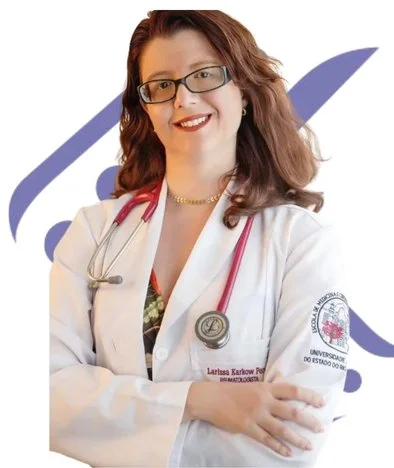 Médica reumatologista Dra. Larissa Karkow sorrindo de jaleco e estetoscópio, com o logotipo lilás da marca ao fundo. Representação do atendimento especializado em reumatologia presencial em Uberaba e por telemedicina.