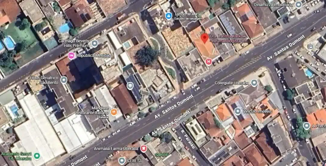 Vista aérea de satélite do Google Maps mostrando a localização do consultório da Dra. Larissa Karkow - Reumatologista em Uberaba, situado na Avenida Santos Dumont, próximo ao Collegiate Uberaba e à República Mexidão