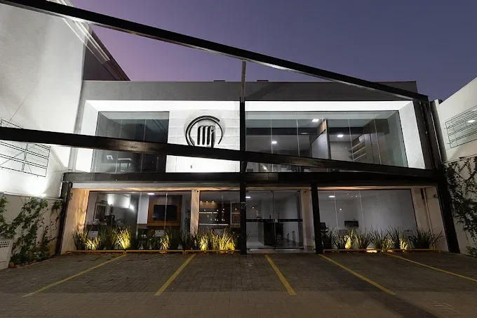 Fachada do prédio do consultório da Dra. Larissa Karkow em Uberaba